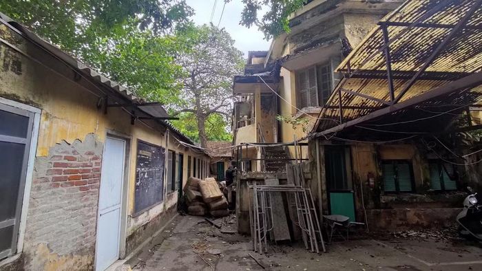 Câu chuyện thâu tóm “đất vàng” không ít lần gây nhức nhối, như lùm xùm cổ phần hóa Hãng Phim truyện Việt Nam (VFS). Trong ảnh: “Đất vàng” VFS xuống cấp.