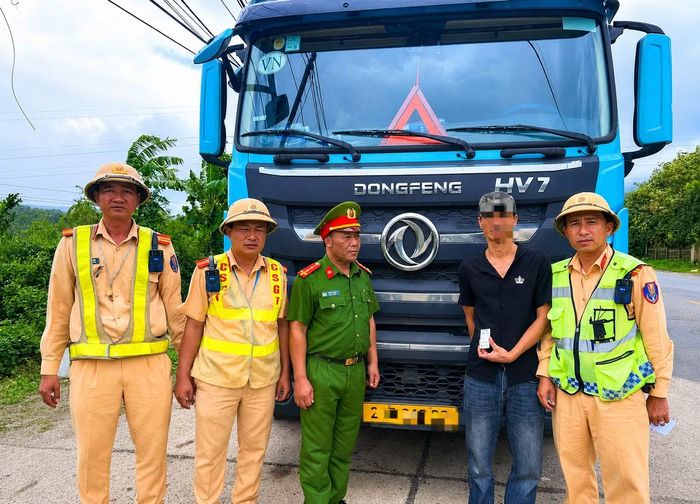 Tài xế N.V.T. bị lực lượng chức năng bắt giữ.