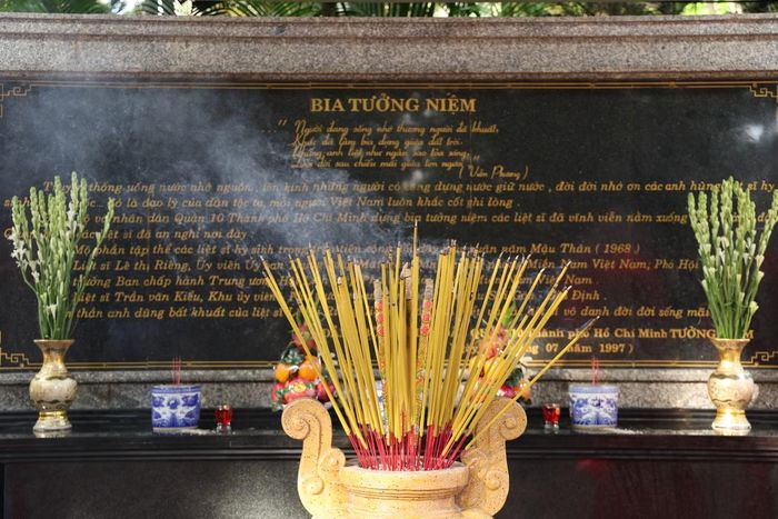 Bia tưởng niệm liệt sĩ Trần Văn Kiểu và Lê Thị Riêng được lập trong khuôn viên Lê Thị Riêng.