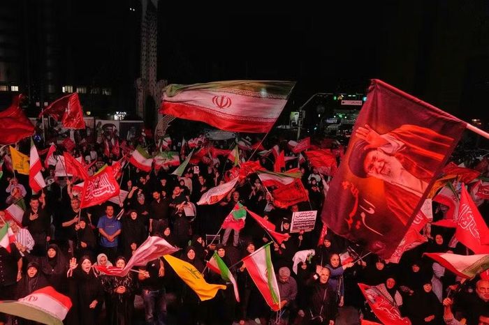 Đám đông tưởng nhớ cố Lãnh tụ Tối cao Iran Ali Khamenei trên quảng trường ở Tehran, ngày 11/7. (Ảnh: AP)