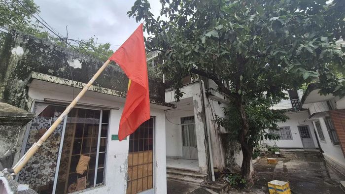 Phía bên trong Chi cục Tiêu chuẩn Đo lường chất lượng Bà Rịa - Vũng Tàu cũ đã xuống cấp, rêu xanh phủ kín trụ sở