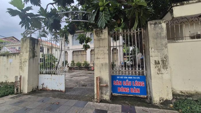 Trụ sở Liên đoàn Lao động tỉnh Bà Rịa - Vũng Tàu cũ (số 100, đường Trần Hưng Đạo) sau hợp nhất đến nay trụ sở đóng cửa, khuôn viên, phòng chức năng được làm nơi kinh doanh các môn thể dục thể thao như cầu lông, bán nước ngọt...