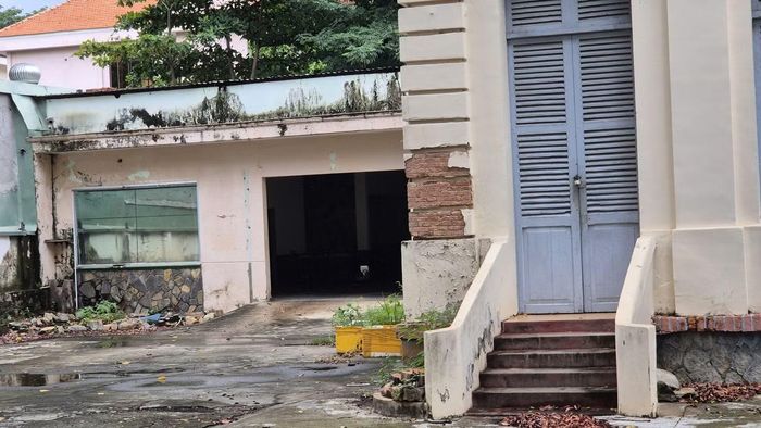 Các mảng sơn bong tróc lộ rõ lớp gạch