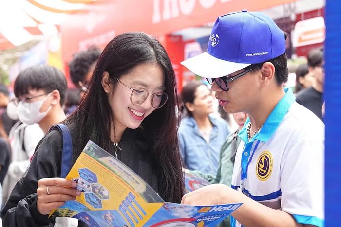 Thí sinh tìm hiểu thông tin tuyển sinh ĐH năm 2026. Ảnh: Duy Phạm