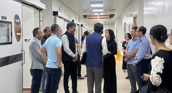 Thứ trưởng Lê Thị Thu Hằng trao đổi với cán bộ của Đại sứ quán Ấn Độ, Tổng Lãnh sự quán Ấn Độ tại TPHCM. Ảnh: Baoquocte.