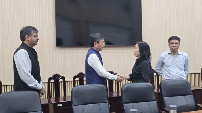 Thứ trưởng Lê Thị Thu Hằng chia buồn với Đại sứ Ấn Độ Tshering Sherpa. Ảnh: Baoquocte.