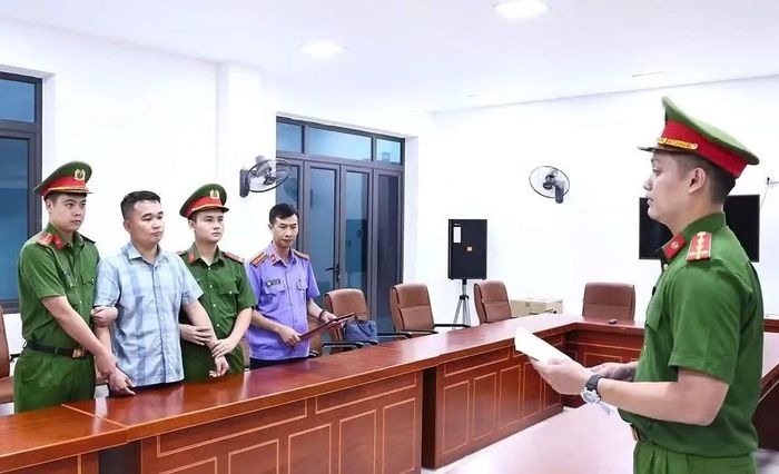 Nguyễn Hà Duy (mặc áo kẻ) đối tượng đầu tiên bị khởi tố trong vụ án.