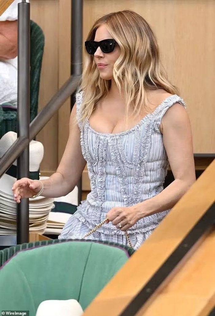 Nữ diễn viên/người mẫu Mỹ gốc Anh Sienna Miller trông thoải mái hơn trong chiếc váy ngắn xếp tầng.
