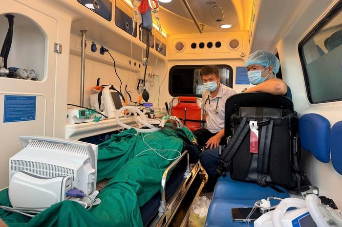 Chuyển nạn nhân cuối cùng vụ lật ca nô Phú Quốc về Bệnh viện Chợ Rẫy điều trị. Ảnh: H. Dung