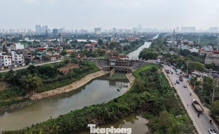 Sông Nhuệ dài khoảng 61,5 km trên địa bàn Hà Nội, chảy qua 19 xã, phường và giữ vai trò tiêu thoát nước, cấp nước quan trọng của thành phố.