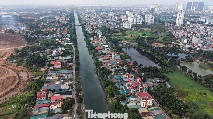 Dự án gồm nạo vét, kè bờ sông, xây dựng hệ thống thu gom nước thải, nhà máy xử lý nước thải và hạ tầng giao thông dọc hai bờ. Toàn tuyến 61,5 km sẽ được chia làm hai giai đoạn thực hiện đến năm 2030.