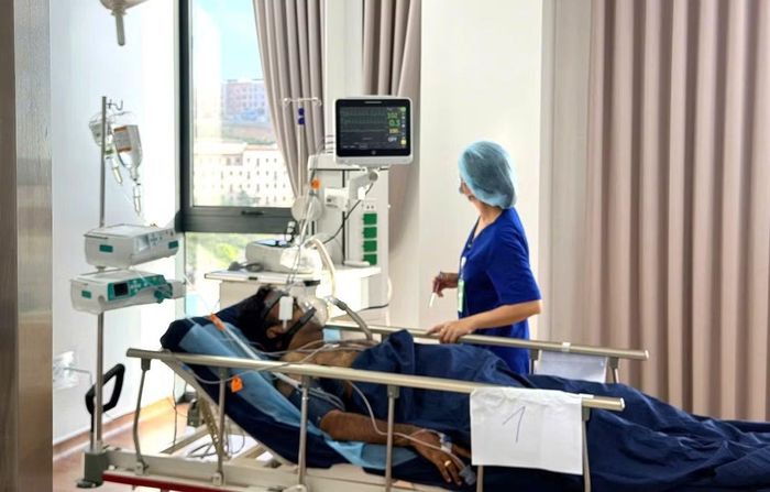 Một nạn nhân trong vụ lật ca nô Phú Quốc được cấp cứu tại bệnh viện.