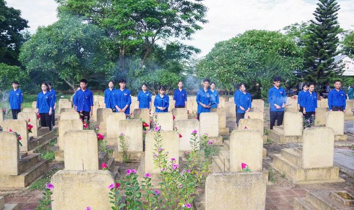 Những ngày tháng 7, giữa những hàng mộ liệt sĩ tại Nghĩa trang Liệt sĩ Thạch Thành (tỉnh Thanh Hóa), lực lượng chức năng tổ chức lấy mẫu, bàn giao mẫu hài cốt liệt sĩ còn thiếu thông tin.
