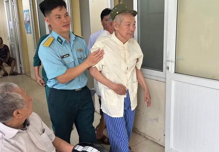 Tại chương trình, đội ngũ y, bác sĩ và nhân viên y tế đã tiến hành khám sức khỏe tổng quát, siêu âm, đo huyết áp, kiểm tra các chỉ số sức khỏe, tư vấn chăm sóc sức khỏe, hướng dẫn chế độ dinh dưỡng; đồng thời trao tặng những phần quà ý nghĩa đến các thương binh, bệnh binh, gia đình liệt sĩ và người có công với cách mạng.