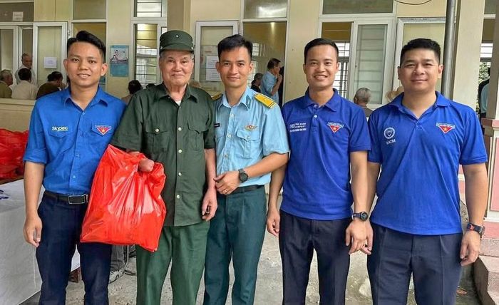 Cũng trong những ngày này, Đoàn Thanh niên xã Sao Vàng đã phối hợp với các nhà hảo tâm, đơn vị tài trợ tổ chức khám, tư vấn sức khỏe và tặng quà các thương binh, bệnh binh, gia đình liệt sĩ và người có công với cách mạng trên địa bàn xã.