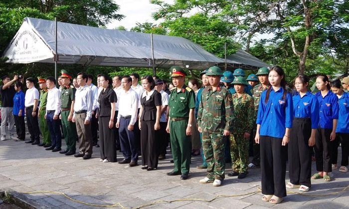 Cùng hỗ trợ quá trình chuẩn bị, sắp xếp hồ sơ, hỗ trợ lấy mẫu, bàn giao mẫu và thực hiện các nhiệm vụ hậu cần tại hiện trường có các đoàn viên thanh niên xã Kim Tân.