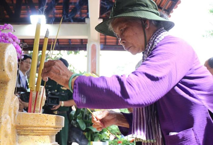 Bà Nguyễn Thị Lệ (người từng có hẹn ước và chờ đợi liệt sĩ Huỳnh Văn Quên gần 60 năm qua) theo gia đình liệt sĩ đến Công viên Lê Thị Riêng thắp hương tưởng niệm các Anh hùng liệt sĩ. Ảnh: Thúy Liễu