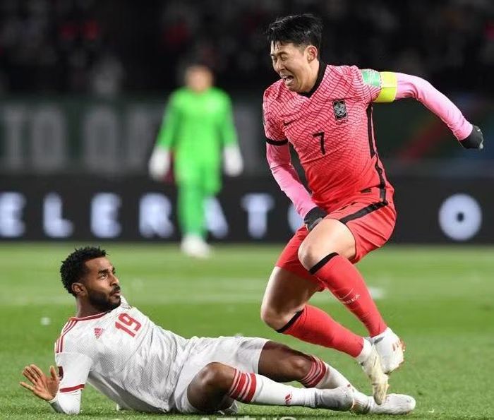 UAE (áo trắng) và Hàn Quốc chung bảng Việt Nam tại Asian Cup 2027