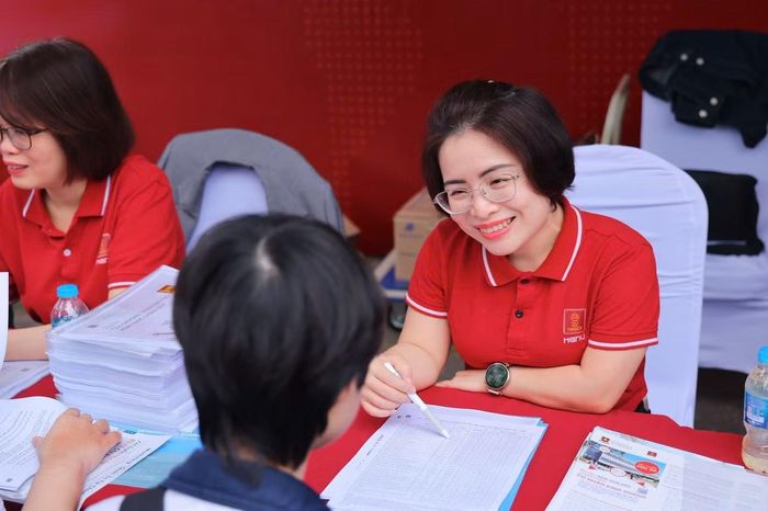 Giảng viên Trường Đại học Hà Nội tư vấn cho thí sinh đăng kí nguyện vọng năm 2026.