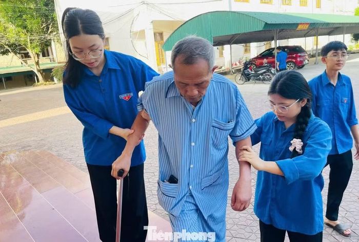 Đoàn viên, thanh niên hỗ trợ thân nhân liệt sĩ thu nhận mẫu ADN.