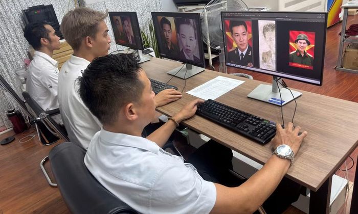 Các thành viên nhóm Team Lee thực hiện phục dựng ảnh liệt sĩ. Nguồn: Bộ Tư lệnh TPHCM