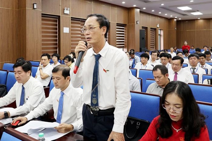 Đại biểu Nguyễn Trường Giang - Bí thư Đảng ủy xã Hưng Nguyên - phát biểu tại phiên thảo luận Tổ 3.