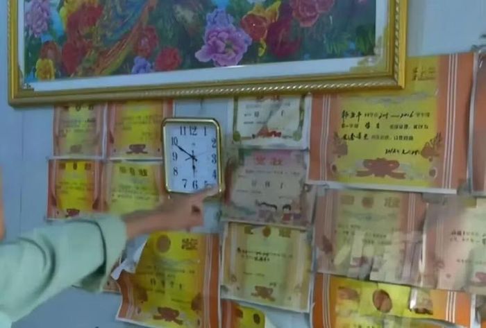 Bằng khen của Han được cha mẹ treo kín tường.