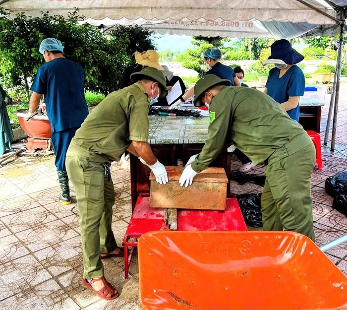 Công an xã Tân Thạnh tham gia công tác khai quật lấy mẫu và đảm bảo an toàn hoạt động lấy mẫu.