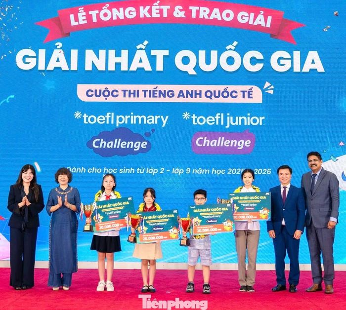 Ban tổ chức trao giải Nhất quốc gia cho các thí sinh xuất sắc nhất