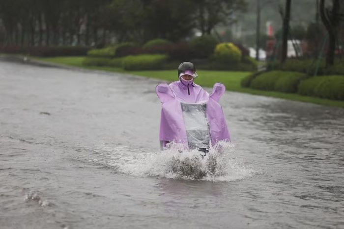 Một con đường ngập nước sau trận mưa lớn do bão Bavi ở Ôn Châu (tỉnh Chiết Giang). (Ảnh: Reuters)