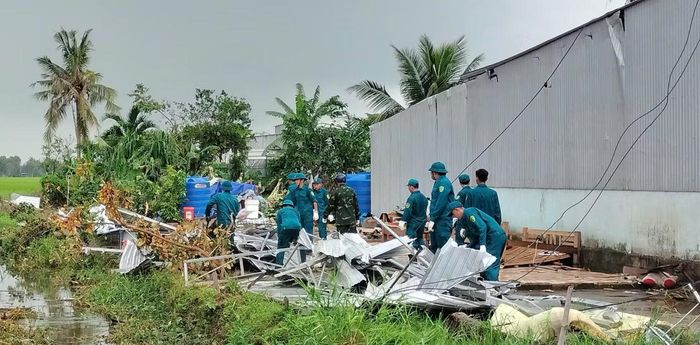 Chính quyền các xã huy động lực lượng đến hiện trường hỗ trợ người dân dọn dẹp, sửa chữa nhà cửa.