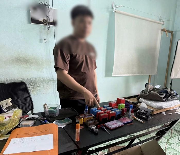 Đối tượng S cùng tang vật (nguồn: CACC)