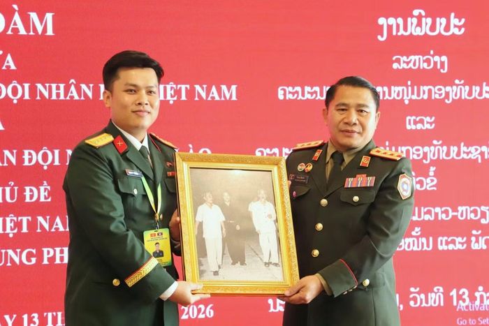 Đại tá Hongthong Sixanon - Trưởng Phòng Thanh niên Quân đội nhân dân Lào và Đại úy Lê Hảo - Phó Trưởng Ban Thanh niên Quân đội (Tổng cục Chính trị Quân đội nhân dân Việt Nam), đồng chủ trì tọa đàm.