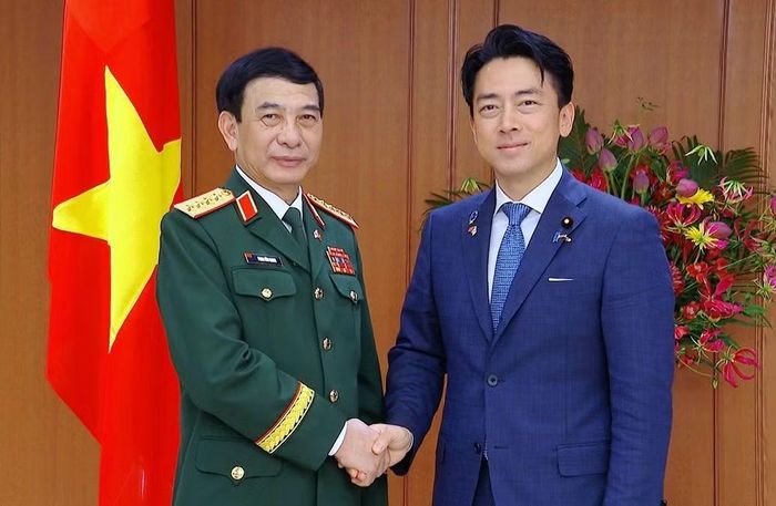 Đại tướng Phan Văn Giang và Bộ trưởng Bộ Quốc phòng Nhật Bản Koizumi Shinjiro.