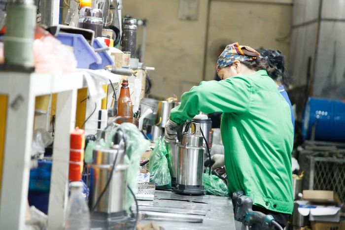 Công nhân tại một doanh nghiệp ở Bắc Ninh có sản phẩm công nghiệp nông thôn tiêu biểu cấp quốc gia. Ảnh: Nguyễn Thắng