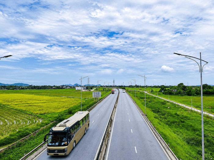 Ra hoặc vào làn cao tốc đúng quy định, góp phần đảm bảo trật tự, an toàn giao thông.