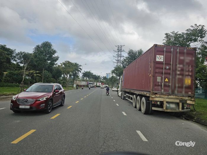 Xe container lưu thông trên tuyến đường có mật độ phương tiện lớn. Người đi xe máy cần giữ khoảng cách để tránh điểm mù xe tải và xe container.