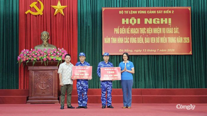 Đại diện các đơn vị trao quà hỗ trợ cho Đoàn công tác.