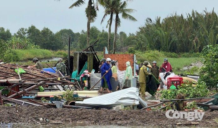Hơn 70 căn nhà cùng một điểm lẻ trường học ở Cà Mau bị sập, tốc mái hoặc hư hỏng.