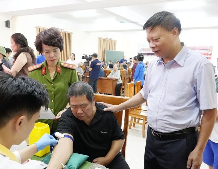 Lãnh đạo phường Hạ Long thăm hỏi, động viên các thân nhân liệt sĩ lấy mẫu sinh phẩm ADN.