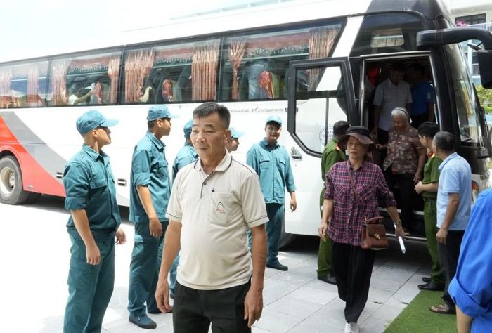 Phường Hà Lầm bố trí phương tiện đưa đón tập trung đến điểm lấy mẫu.