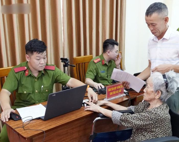 Hàng trăm thân nhân liệt sĩ đã có mặt từ sớm để thực hiện lấy mẫu. Cán bộ Công an tỉnh và địa phương thực hiện tích hợp thông tin sinh trắc ADN cho các thân nhân liệt sĩ.
