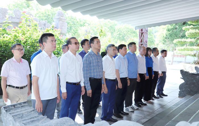 Đoàn công tác dâng hương, dâng hoa tưởng niệm tại khu Di tích lịch sử Quốc gia Truông Bồn