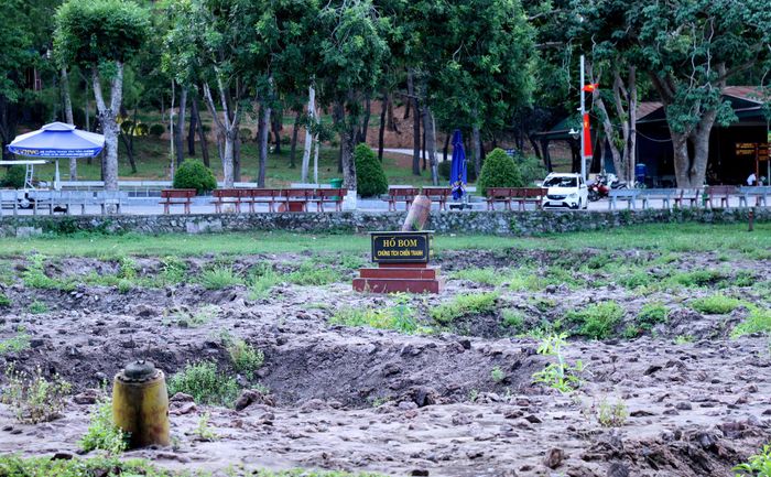 Hố bom tại Ngã ba Đồng Lộc