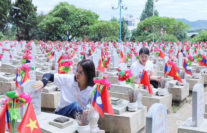 Bài học lớn nhất tôi nhận được sau chuyến đi không nằm trong những trang sách hay những lời huấn thị, mà đến từ khoảnh khắc đứng trước hàng nghìn bia mộ, lắng nghe câu chuyện về những người đã chọn hy sinh để đất nước được sống