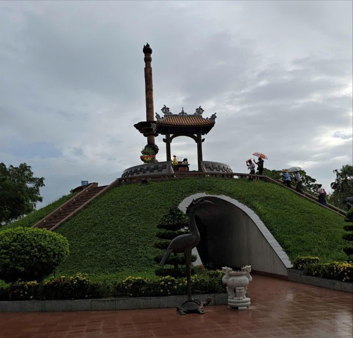 Đài tưởng niệm giữa trung tâm Thành cổ Quảng Trị