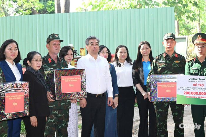 Lãnh đạo TP.HCM trao nhiều phần quà động viên Bộ Tư lệnh Thành phố cùng các lực lượng trực tiếp làm nhiệm vụ.