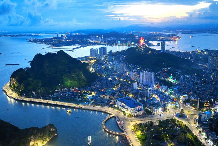 Quảng Ninh phát triển mạnh mẽ hướng tới trở thành thành phố trực thuộc Trung ương. Ảnh: P.C