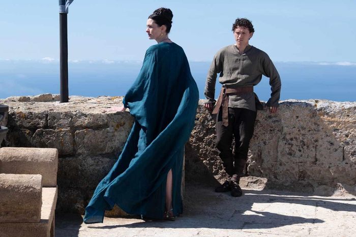Mỹ nhân đẹp nhất thế giới 2026 Anne Hathaway và 'Người Nhện' Tom Holland trong bom tấn "The Odyssey". 