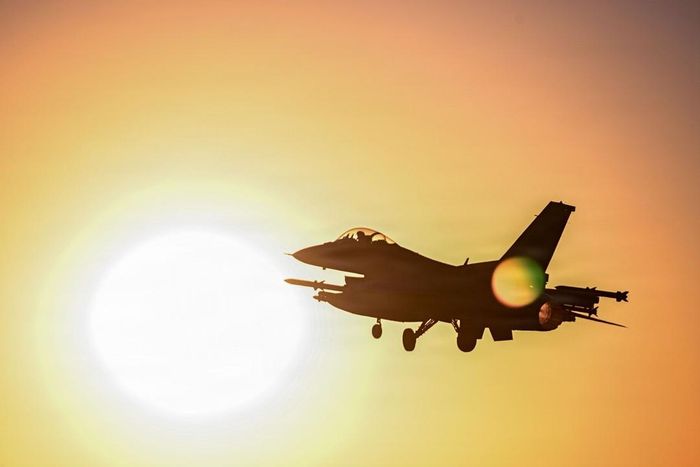 Tiêm kích của Mỹ xuất kích để không kích các mục tiêu Iran. Ảnh: CENTCOM